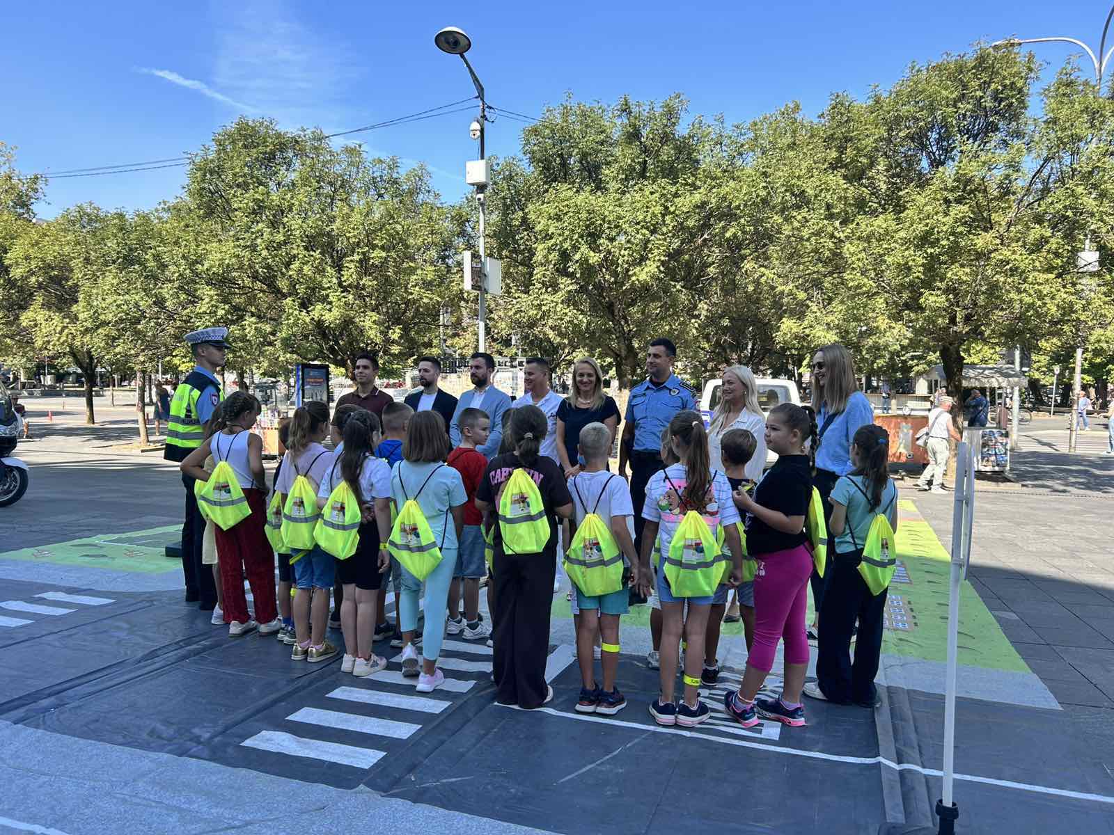 Заштитимо дјецу у саобраћају - Начелник Сектора полиције у Полицијској управи Бањалука Момчило Марић позвао је данас возаче да поштују прописе, нарочито у близини школа, будући да је школска година почела и да је велики број дјеце која можда први пут