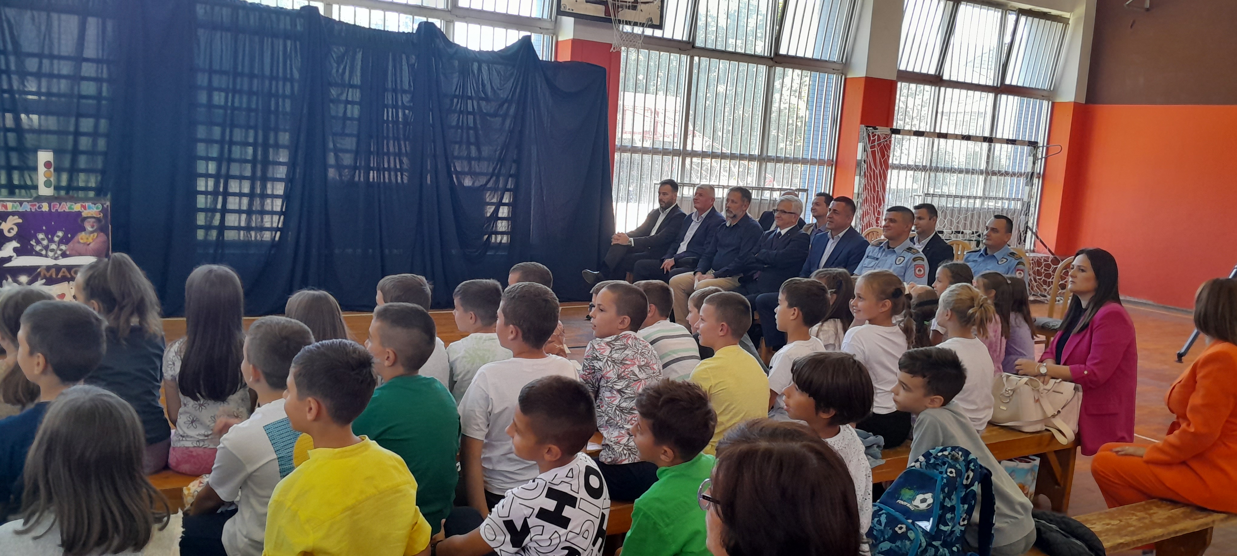 Директор Агенције Младен Петровић поводом почетка нове школске године посјетио бањалучке школе