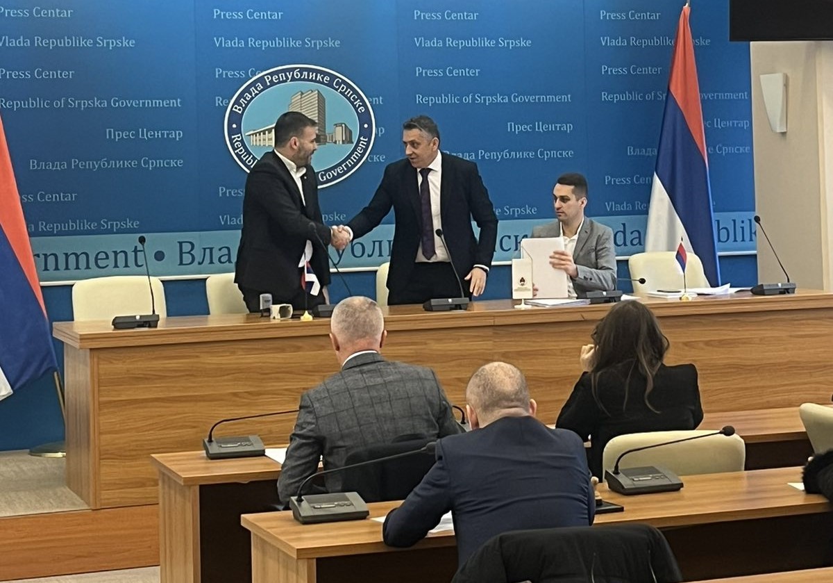 У прес центру Владе Републике Српске данас је потписано 11 уговора о суфинансирању пројеката у области безбједности саобраћаја 